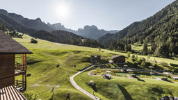 Entspannungsgarten mit Sauna & Dolomitenblick im 5 Sterne Wellnesshotel Südtirol: Cyprianerhof